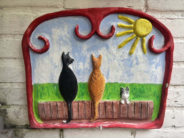 Gevelsteen met katten, acryl verf